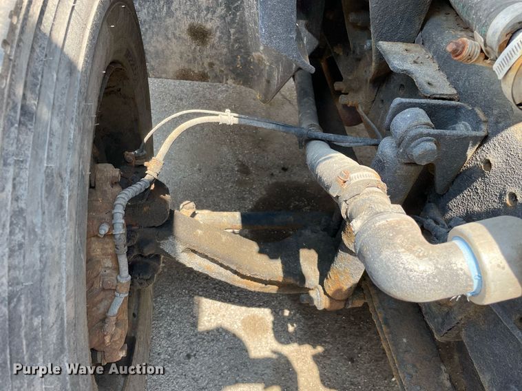 image for item DS8914 2005 International 4300  de-icer truck