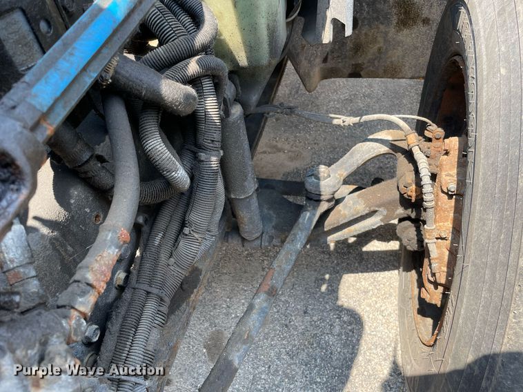 image for item DS8914 2005 International 4300  de-icer truck