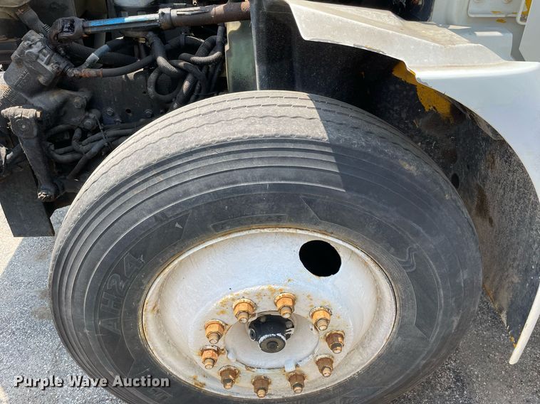 image for item DS8914 2005 International 4300  de-icer truck