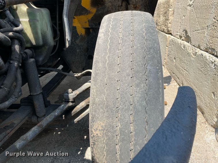 image for item DS8914 2005 International 4300  de-icer truck