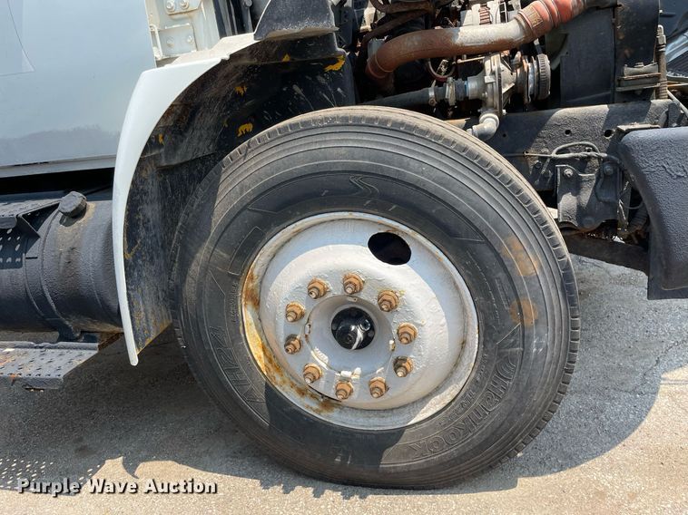 image for item DS8914 2005 International 4300  de-icer truck