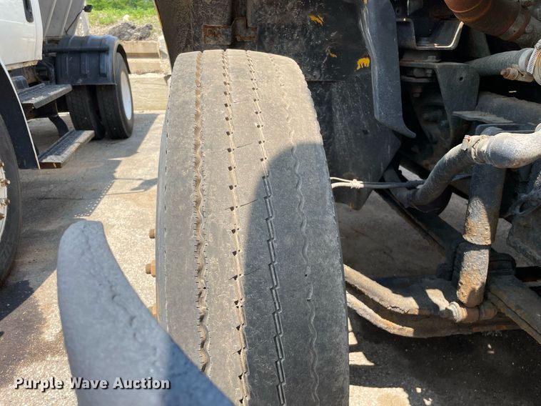 image for item DS8914 2005 International 4300  de-icer truck