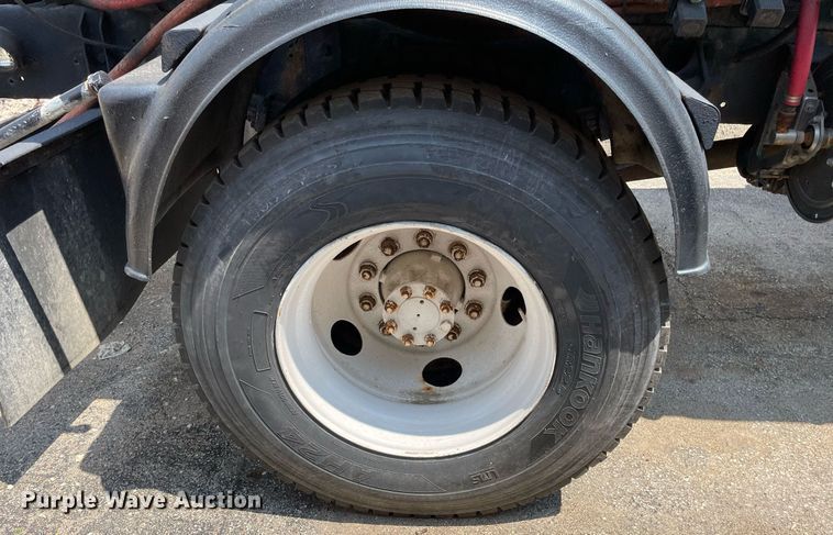 image for item DS8914 2005 International 4300  de-icer truck