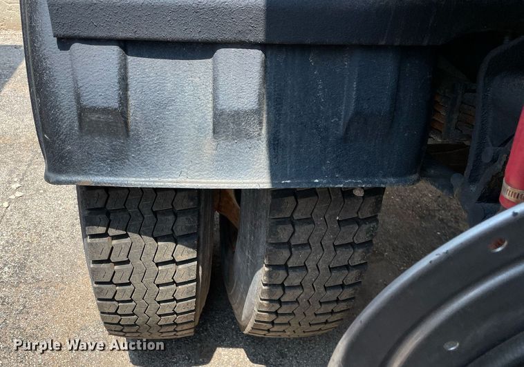 image for item DS8914 2005 International 4300  de-icer truck