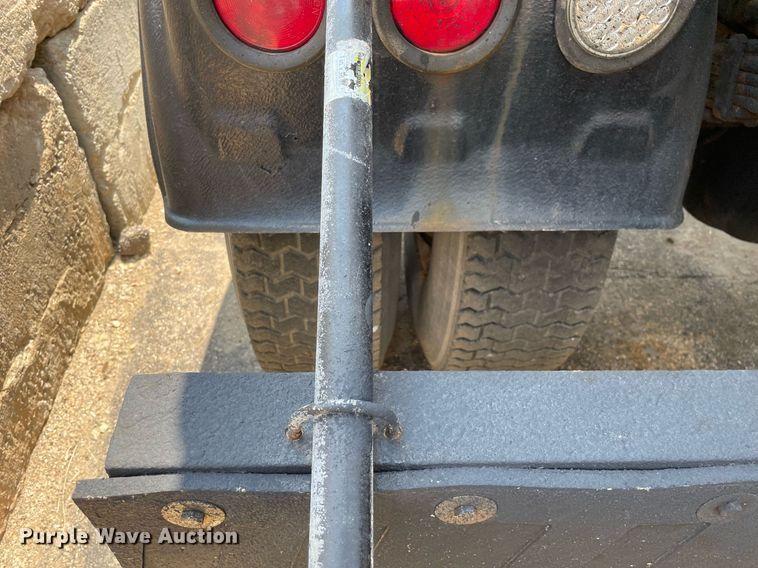 image for item DS8914 2005 International 4300  de-icer truck