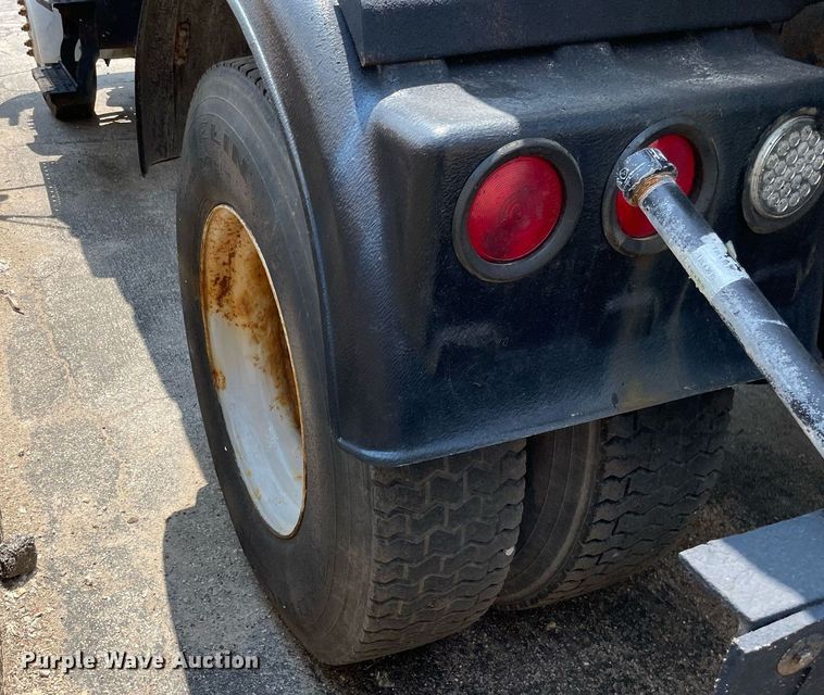 image for item DS8914 2005 International 4300  de-icer truck