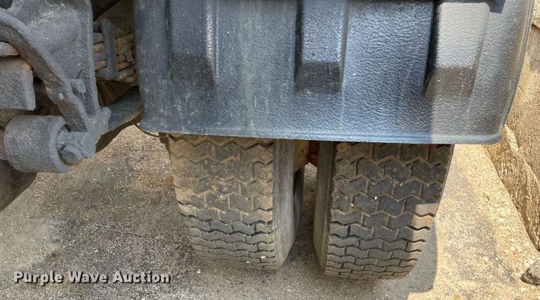 image for item DS8914 2005 International 4300  de-icer truck