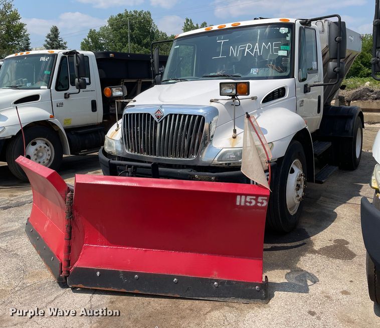image for item DS8915 2004 International 4300  spreader truck