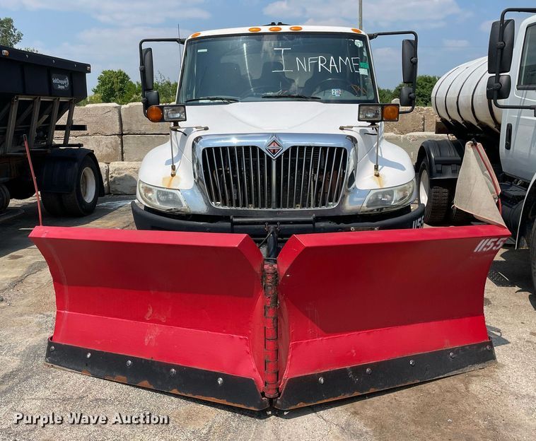 image for item DS8915 2004 International 4300  spreader truck