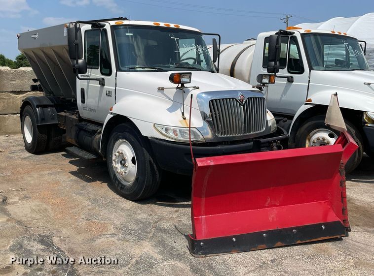 image for item DS8915 2004 International 4300  spreader truck