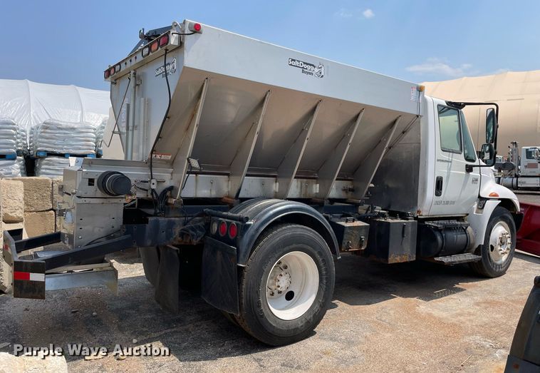 image for item DS8915 2004 International 4300  spreader truck
