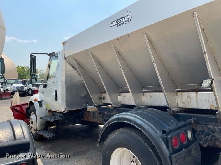 image for item DS8915 2004 International 4300  spreader truck