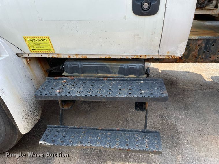 image for item DS8915 2004 International 4300  spreader truck