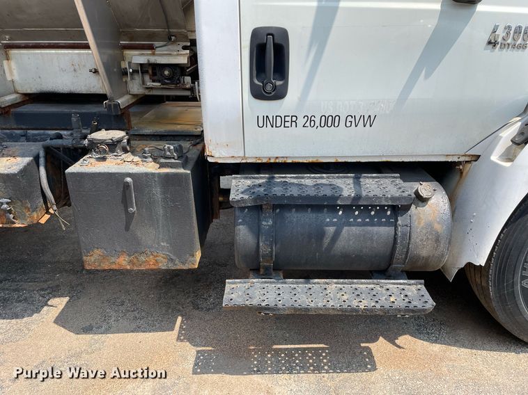 image for item DS8915 2004 International 4300  spreader truck