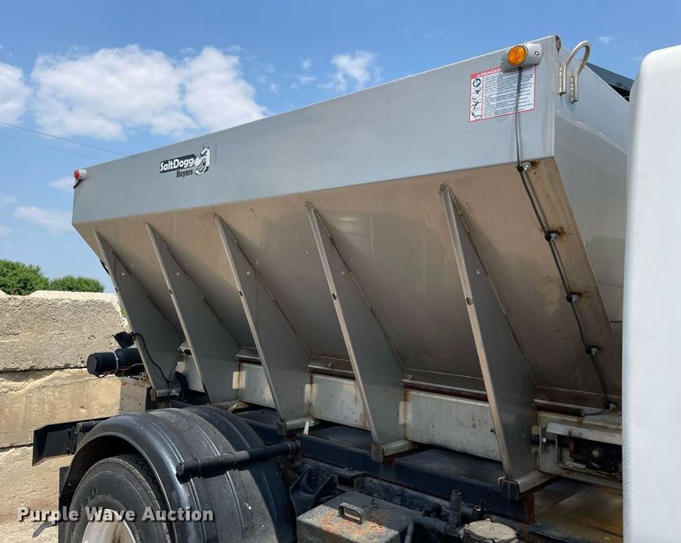 image for item DS8915 2004 International 4300  spreader truck