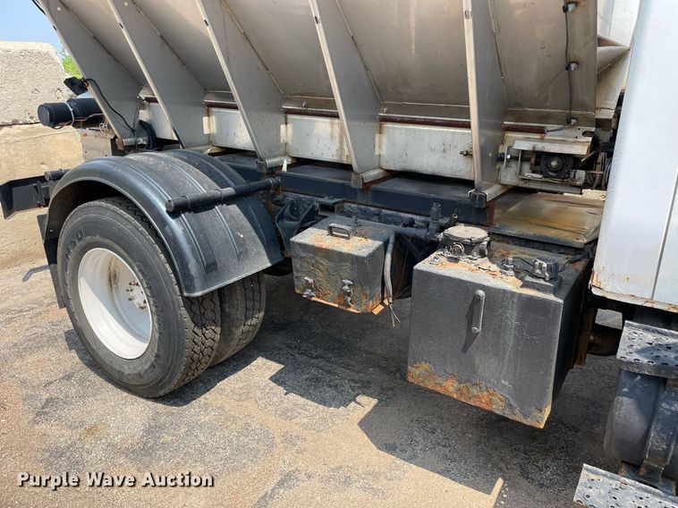 image for item DS8915 2004 International 4300  spreader truck