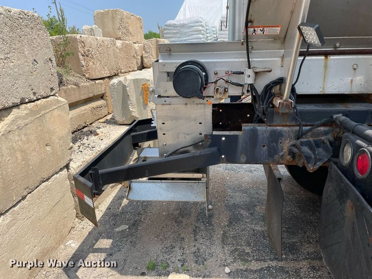 image for item DS8915 2004 International 4300  spreader truck