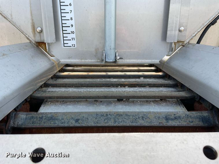 image for item DS8915 2004 International 4300  spreader truck