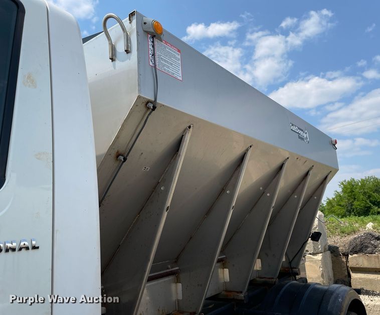 image for item DS8915 2004 International 4300  spreader truck