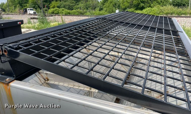 image for item DS8915 2004 International 4300  spreader truck