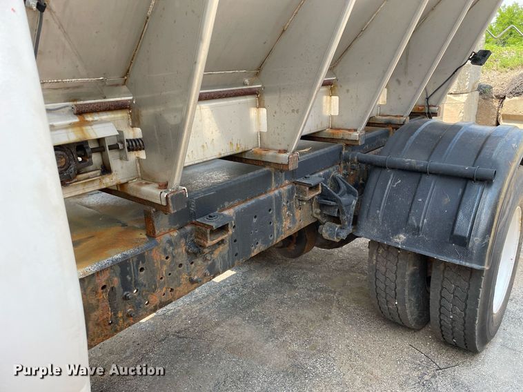 image for item DS8915 2004 International 4300  spreader truck