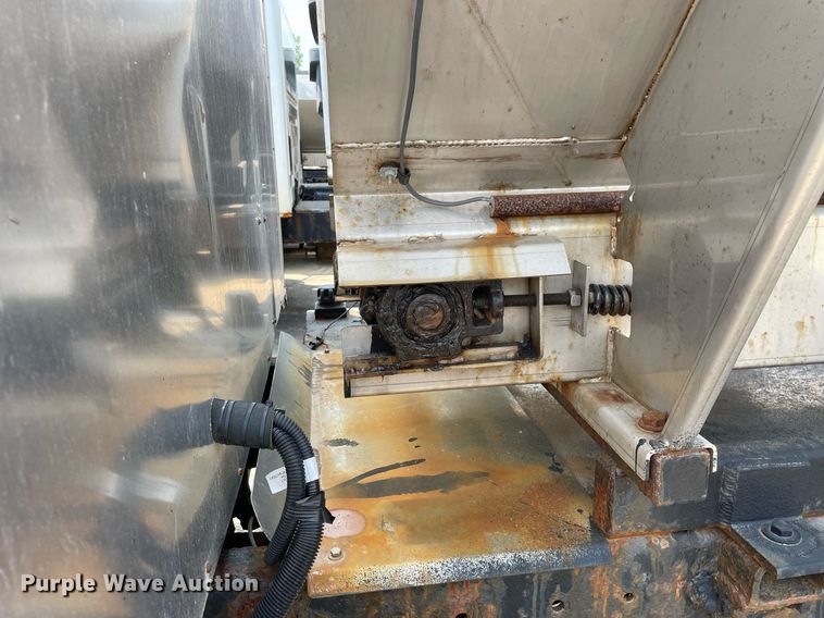 image for item DS8915 2004 International 4300  spreader truck