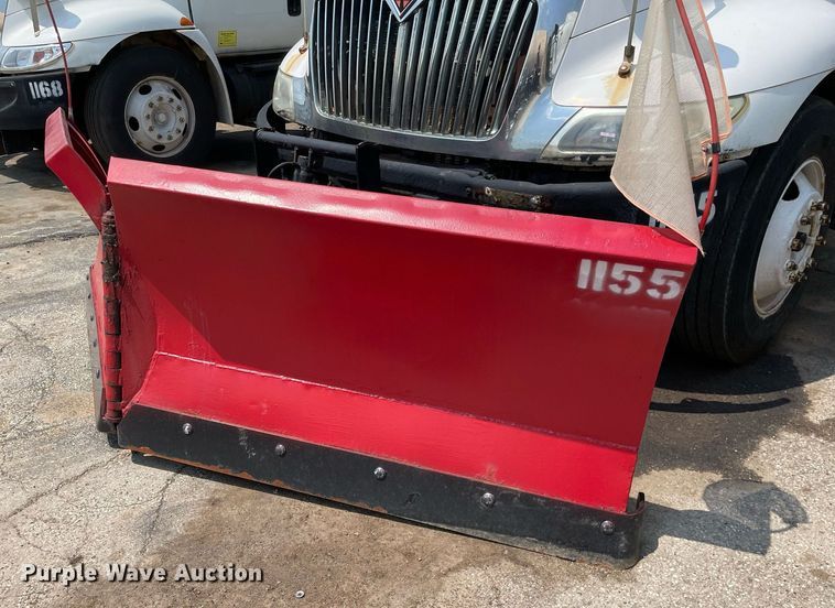 image for item DS8915 2004 International 4300  spreader truck