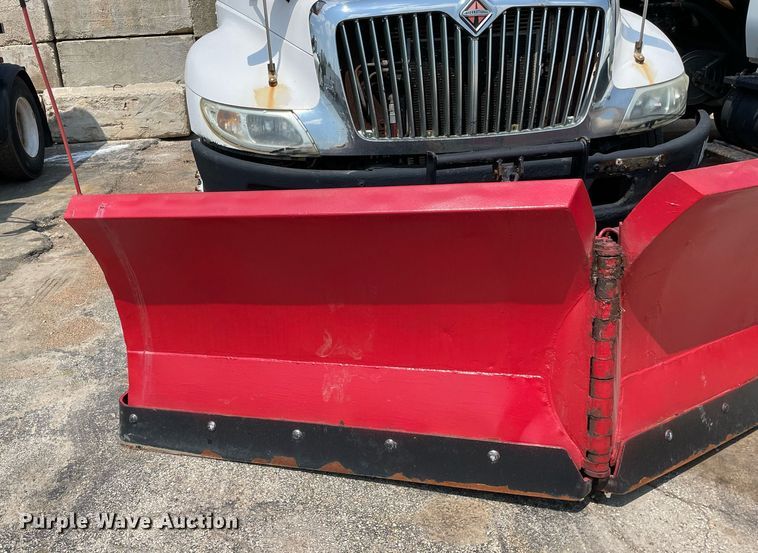 image for item DS8915 2004 International 4300  spreader truck