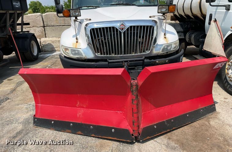 image for item DS8915 2004 International 4300  spreader truck