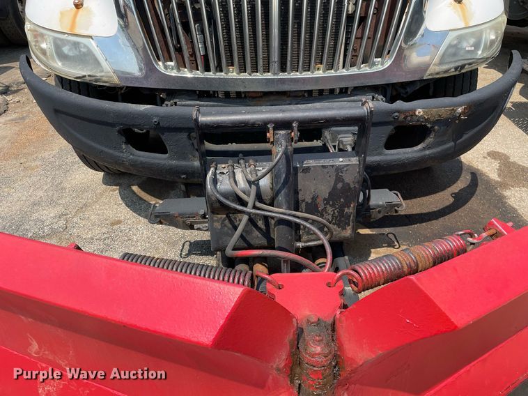 image for item DS8915 2004 International 4300  spreader truck