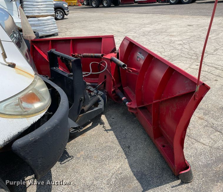 image for item DS8915 2004 International 4300  spreader truck