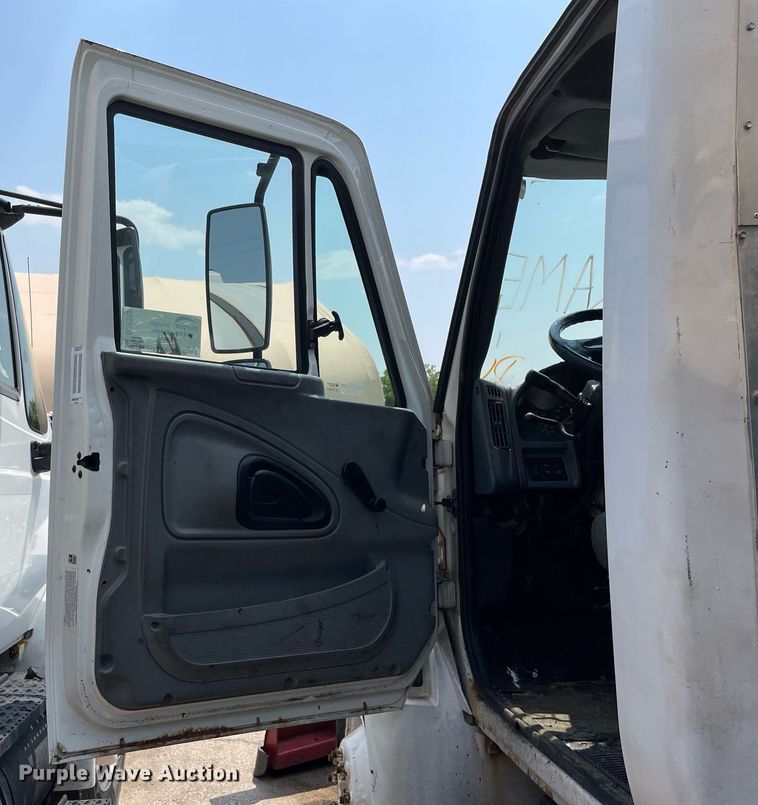 image for item DS8915 2004 International 4300  spreader truck