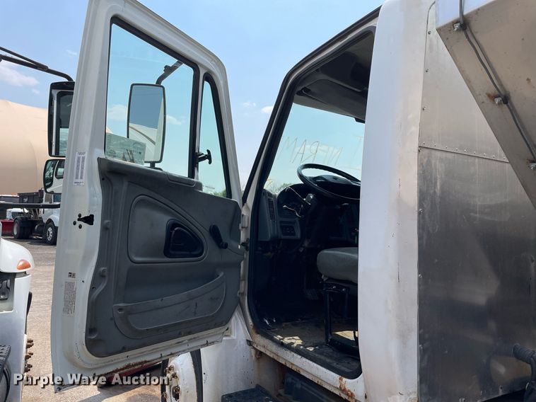 image for item DS8915 2004 International 4300  spreader truck