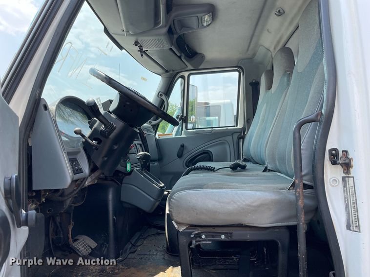 image for item DS8915 2004 International 4300  spreader truck