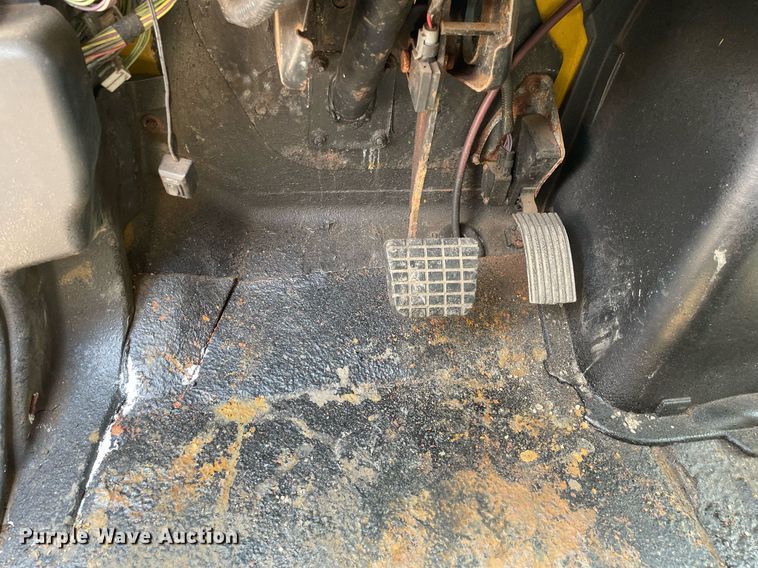 image for item DS8915 2004 International 4300  spreader truck