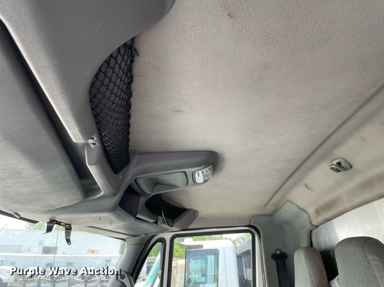 image for item DS8915 2004 International 4300  spreader truck