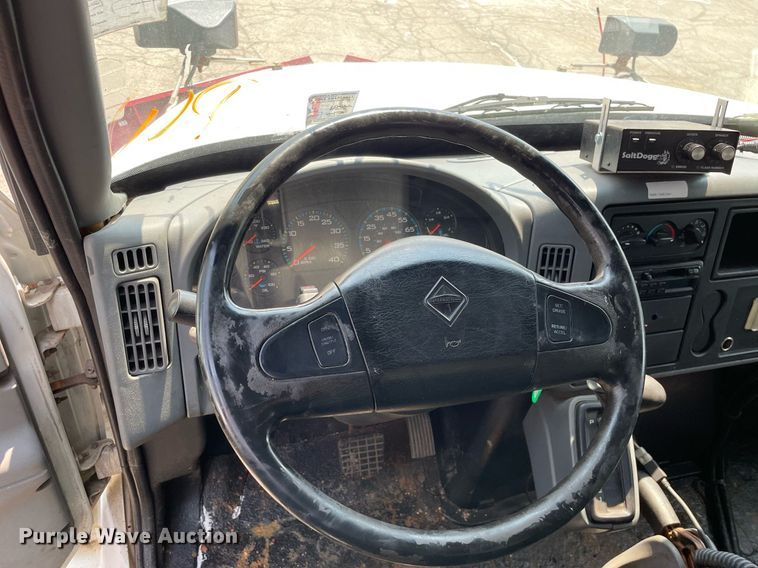 image for item DS8915 2004 International 4300  spreader truck