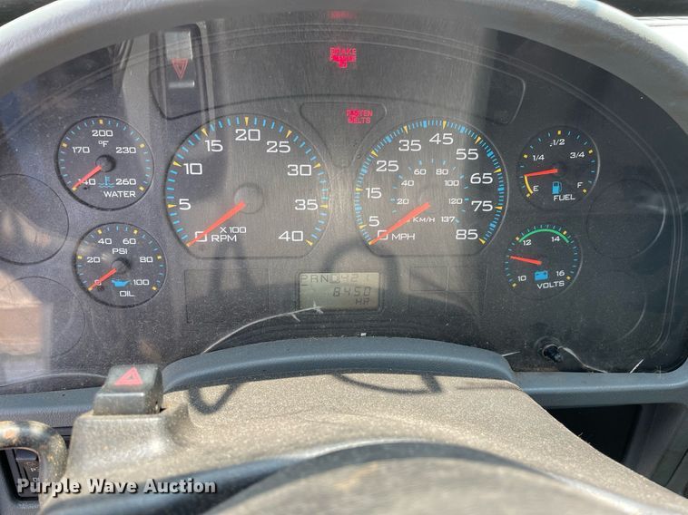 image for item DS8915 2004 International 4300  spreader truck