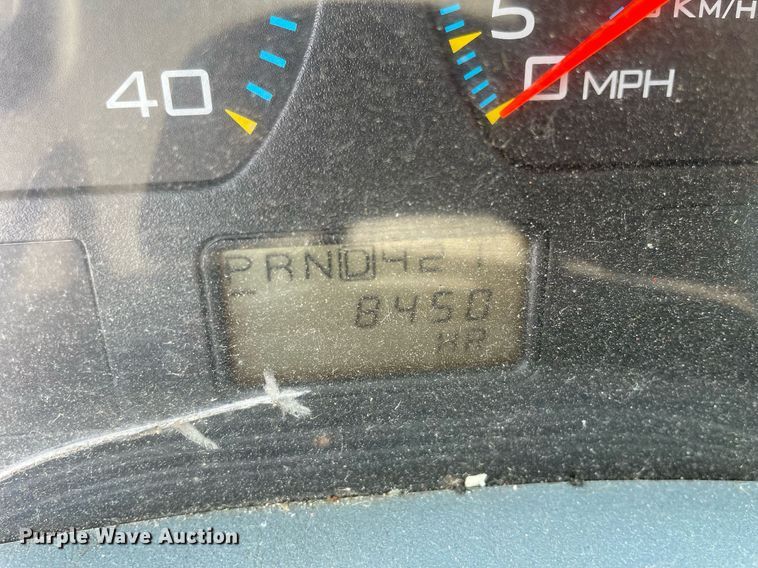 image for item DS8915 2004 International 4300  spreader truck