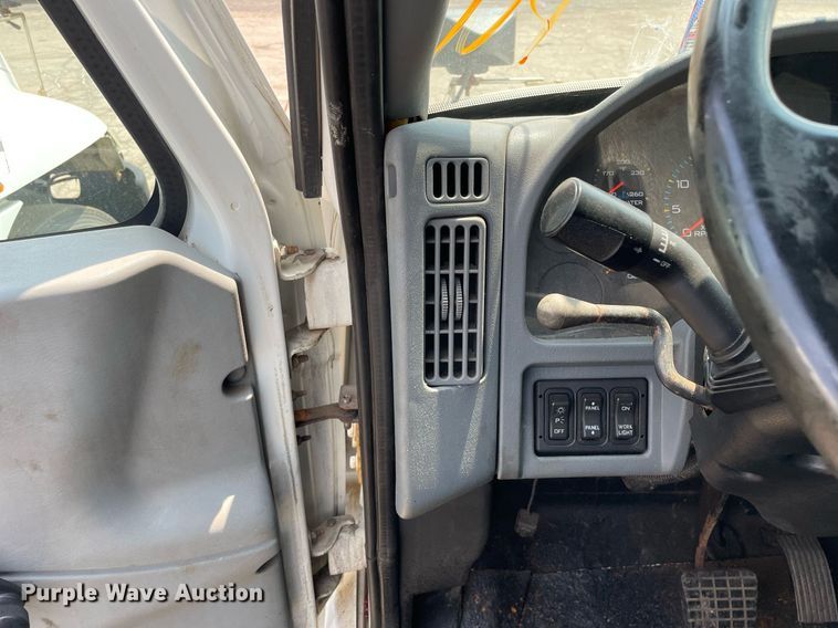 image for item DS8915 2004 International 4300  spreader truck