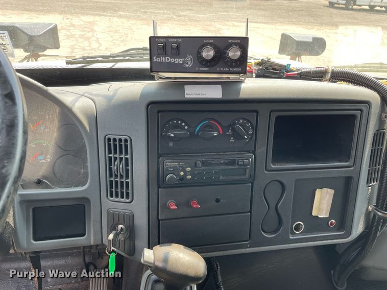 image for item DS8915 2004 International 4300  spreader truck