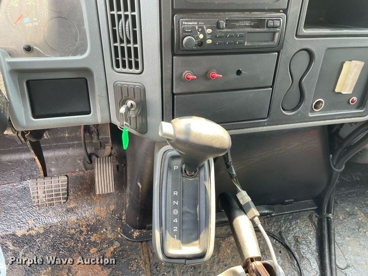 image for item DS8915 2004 International 4300  spreader truck