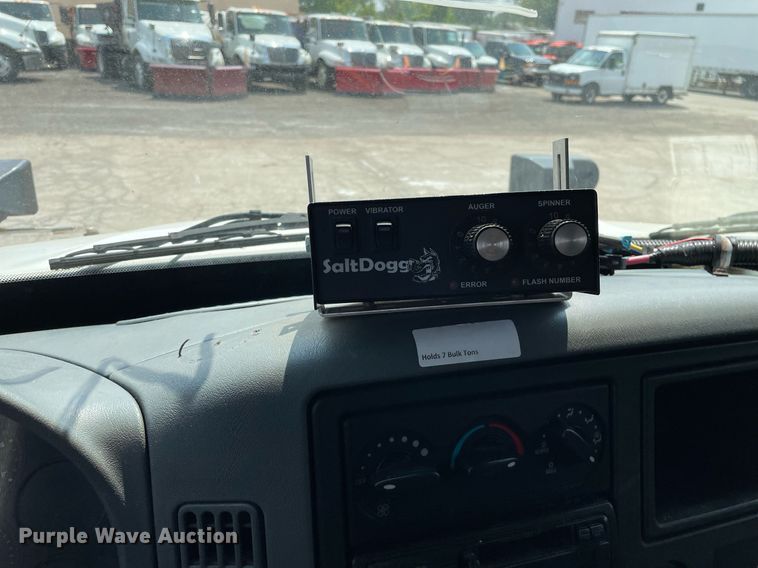 image for item DS8915 2004 International 4300  spreader truck