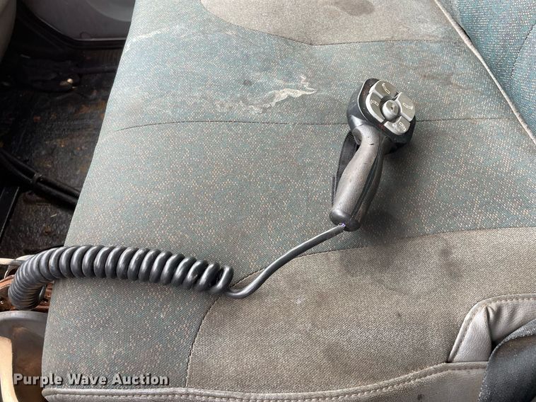 image for item DS8915 2004 International 4300  spreader truck