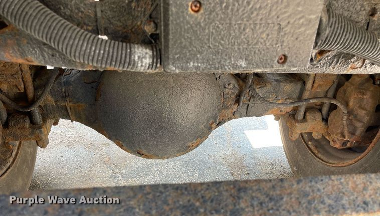 image for item DS8915 2004 International 4300  spreader truck