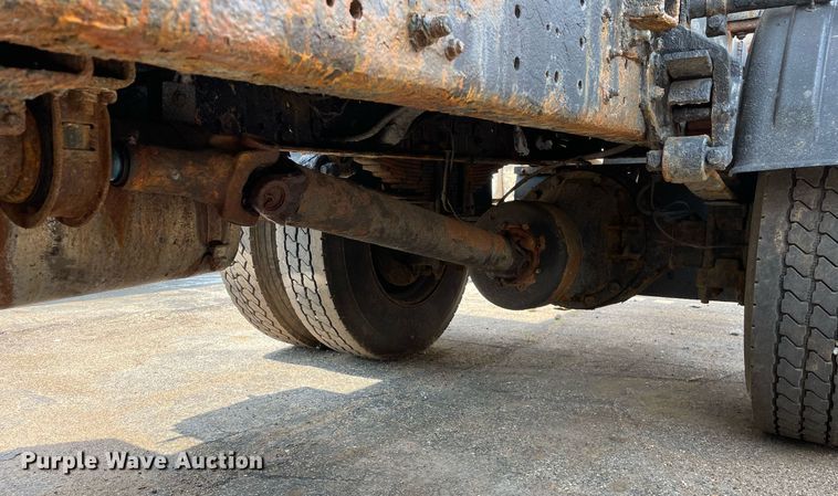 image for item DS8915 2004 International 4300  spreader truck