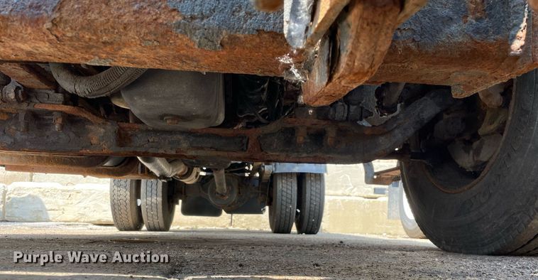 image for item DS8915 2004 International 4300  spreader truck