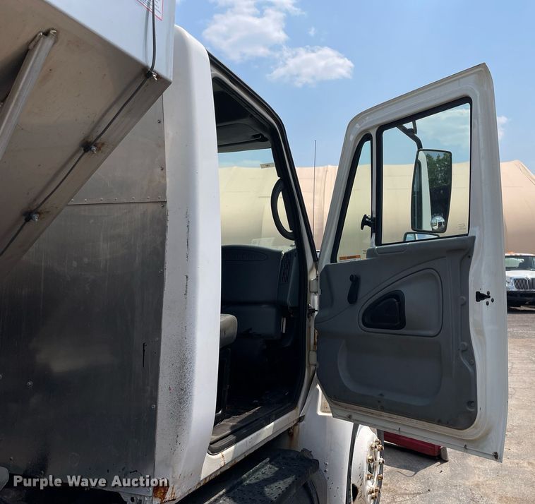 image for item DS8915 2004 International 4300  spreader truck