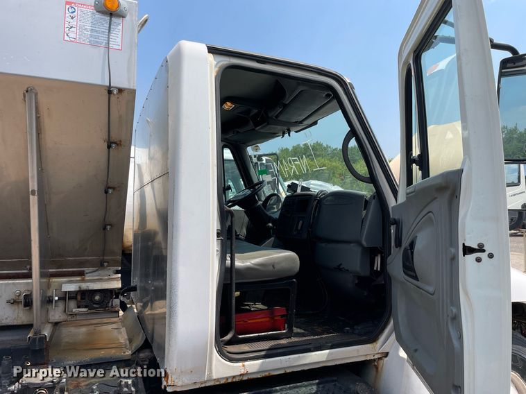 image for item DS8915 2004 International 4300  spreader truck