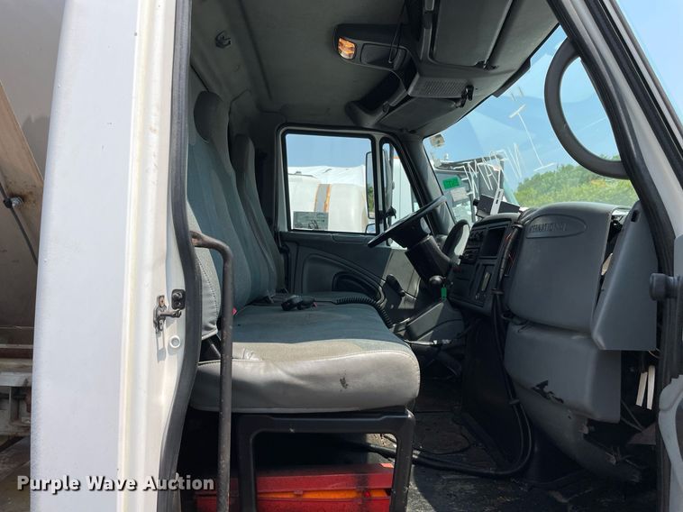 image for item DS8915 2004 International 4300  spreader truck